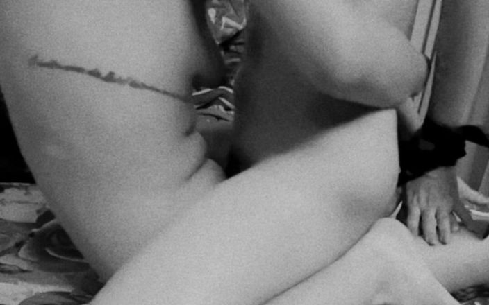 Naughty Throuple 007: Twee beste vrienden hebben plezier met een voorbinddildo