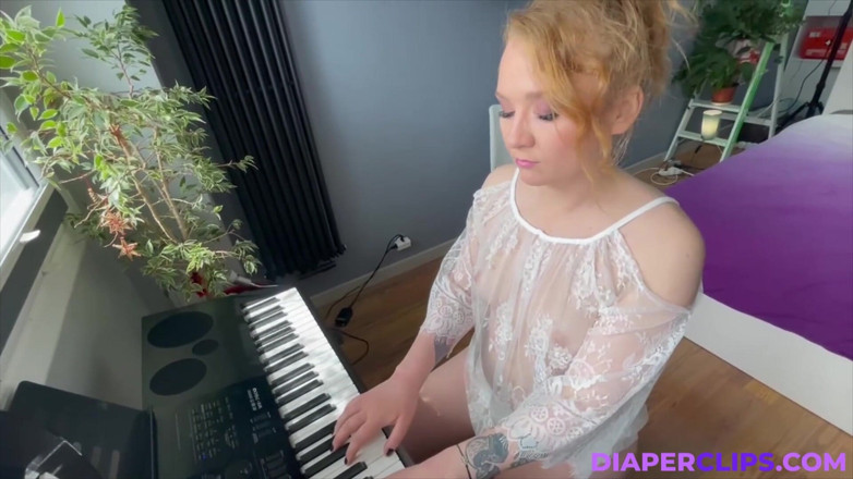 Nicole White: Гра на клавіатурі.