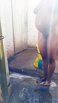Hamile kız arkadaşımı kirli ortamda açık havada banyo yapıyor