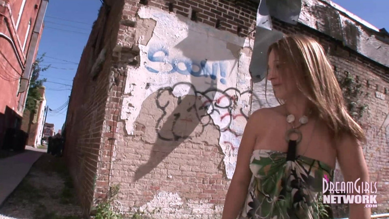 Dream Girls: Lexi no puede aguantar y hace pis al aire libre