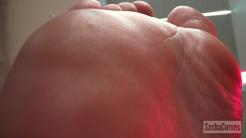 Sasha Curves: The Giantess Vip Room - Feet First