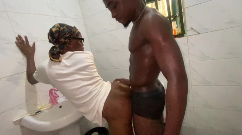 Xxx69bang: Трахнул мою киску хардкорно я в душе перед ночной бдю