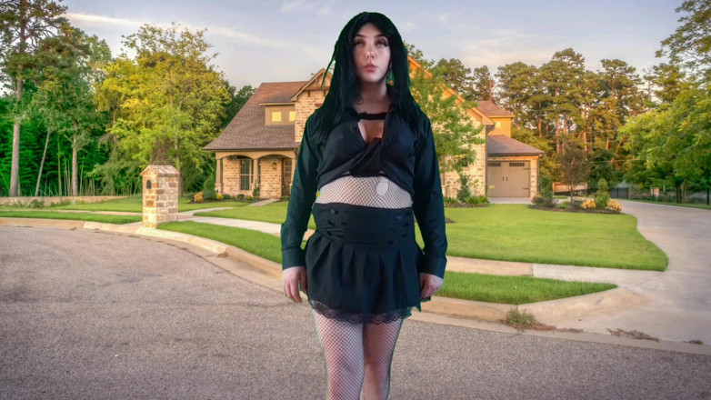 Kitty_Cross: 555 Femboy на відкритому повітрі, гарненька готична мандрівникка перед солодким будинком