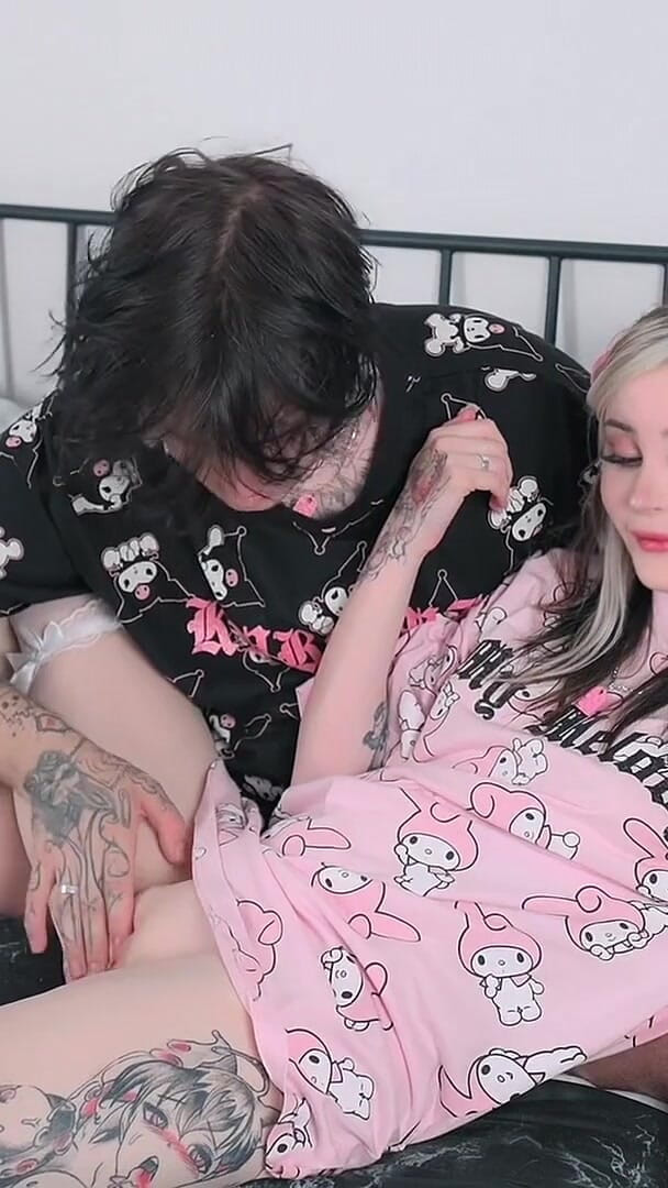 pinkloving: 흰색 스타킹을 입은 의붓여동생이 젖은 보지를 갈고 내 자지를 하드코어 클로즈업으로 따먹어