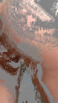 Une brune nue trémousse son cul juteux