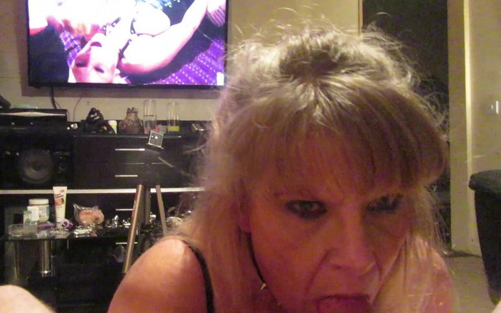 Milf-T: Gorąca żona ssie kutasa swojego mężczyzny, podczas gdy patrzy, jak ona...