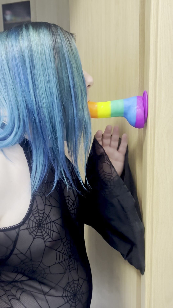 Feelingharmony: Dildo diep in keel tranen