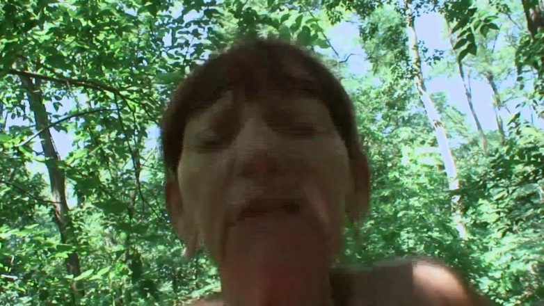 Mature Climax - 100% Mature Videos: Bunicuța se joacă frumos și tare în natură