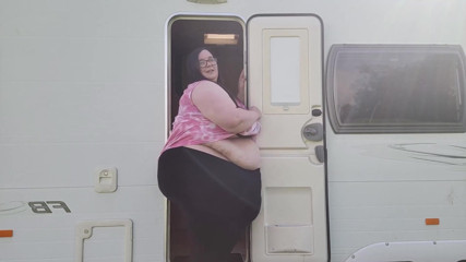 SSBBWLadyBrads: SSBBW 대 작은 캐러밴 도어
