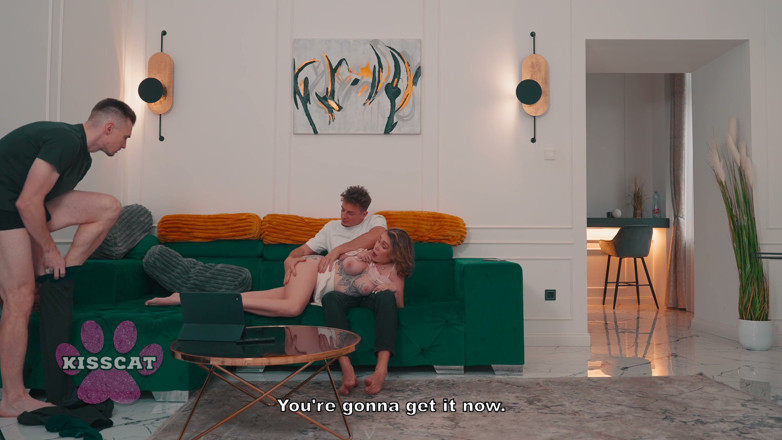 KissCat: Dont Shout marido pega padrasto com enteada e se junta...