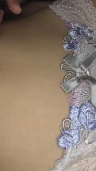 (en) Mirai Domoto lambe o umbigo de Maina Miura Encharcado em Mel