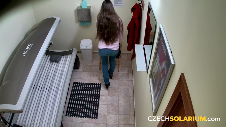 Czech Solarium: Czech Solarium 30: Si rambut coklat berambut panjang menunjuk-nunjukkan setiap lengkung