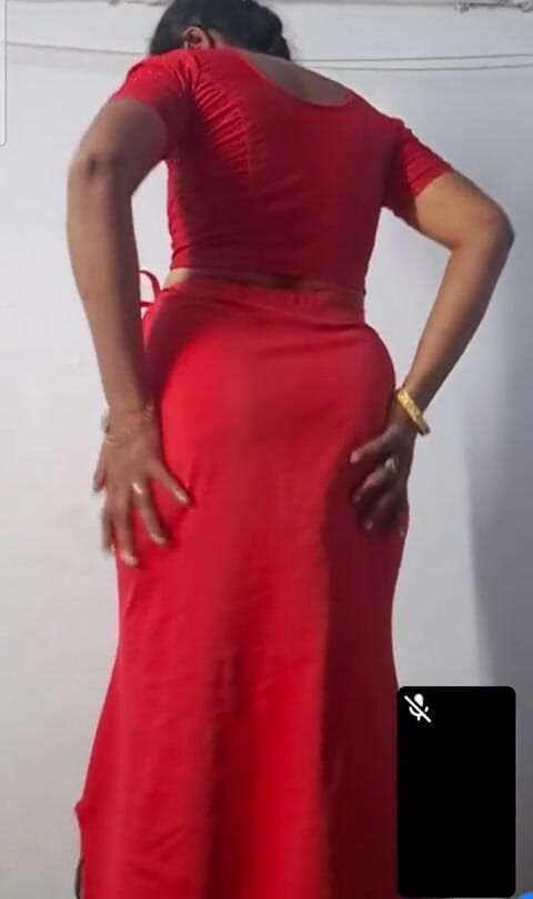 Jayaselvi: Köylü teyze vücudunu gösteriyor