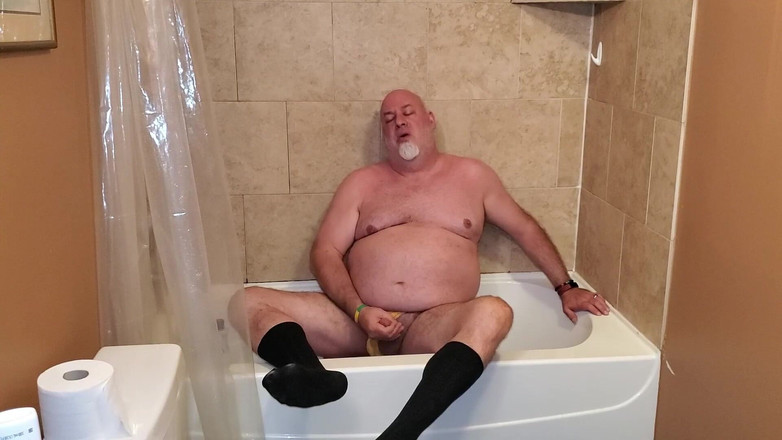 Kennie Jai: Kennie Jai Pisses i Cums on Bear, Dużo spermy!