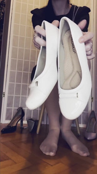 Ich zeige meine absätze und pumps auf nylonfüße, pOV