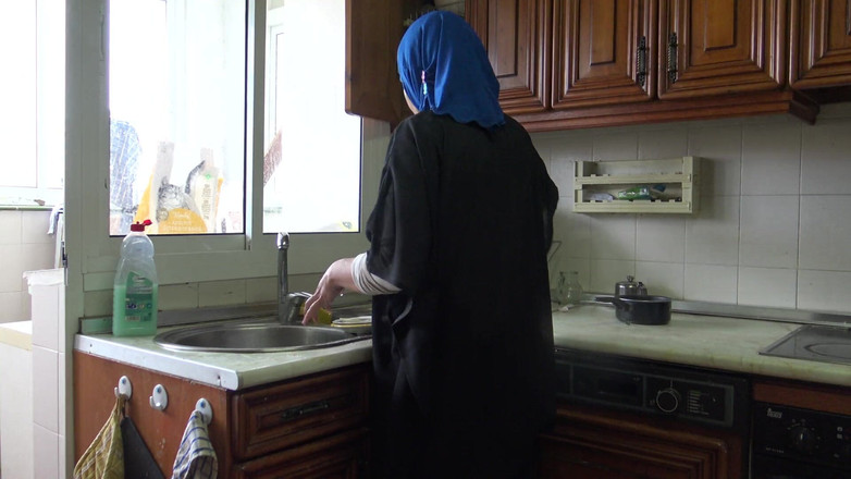 Souzan Halabi: Pembantu berhijab seks anal gaya doggy