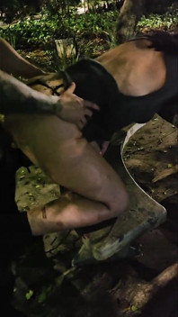 Am găsit un bărbat într-o piață publică, m-a futut în fața cuckold-ului