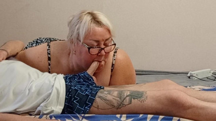 Zona901: 深深口交在我邻居的嘴里射精