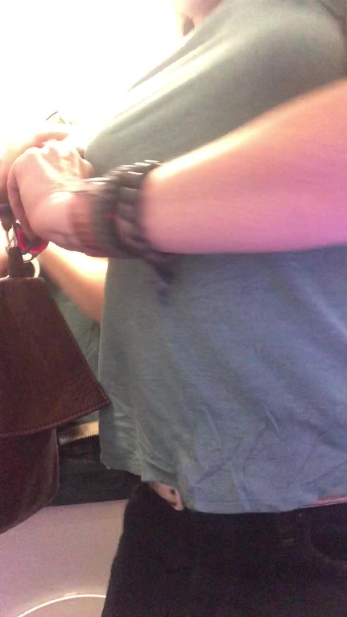 MistressWriggler: Énorme Pisse Dans L’avion Après L’avoir Tenue Pendant Quatre Heures !