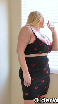 Curvaceous MILF Karen Fisher From the Usa Lets You Enjoy Her Suckable Boobs and Fuckable Pussy