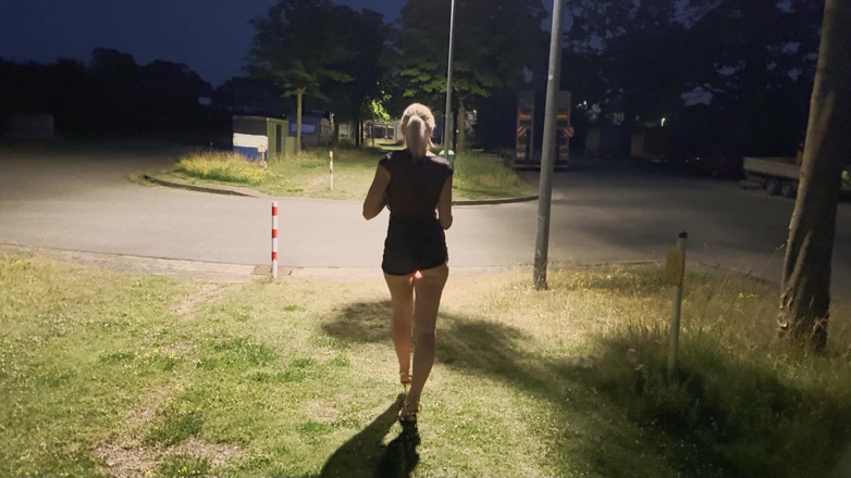Miley Weasel: Špinavá nylonová coura je ošukána na ulici