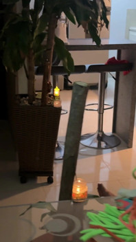 Ich gebe meiner heißen stiefschwester eine sehr sexy hawaiianische show, sie wird geil und ich stecke am ende meinen schönen schwanz in ihren riesigen arsch