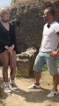 Cizinec mě šuká venku před hradem a já to miluju!