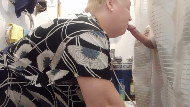 Zona901: Elle taille une pipe dans la salle de bain.