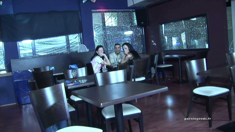 Estelle and Friends: Madison Peet es follada en un bar frente a los...