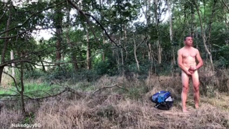 Benbinaked: Tio desnudo Cruisung en el bosque