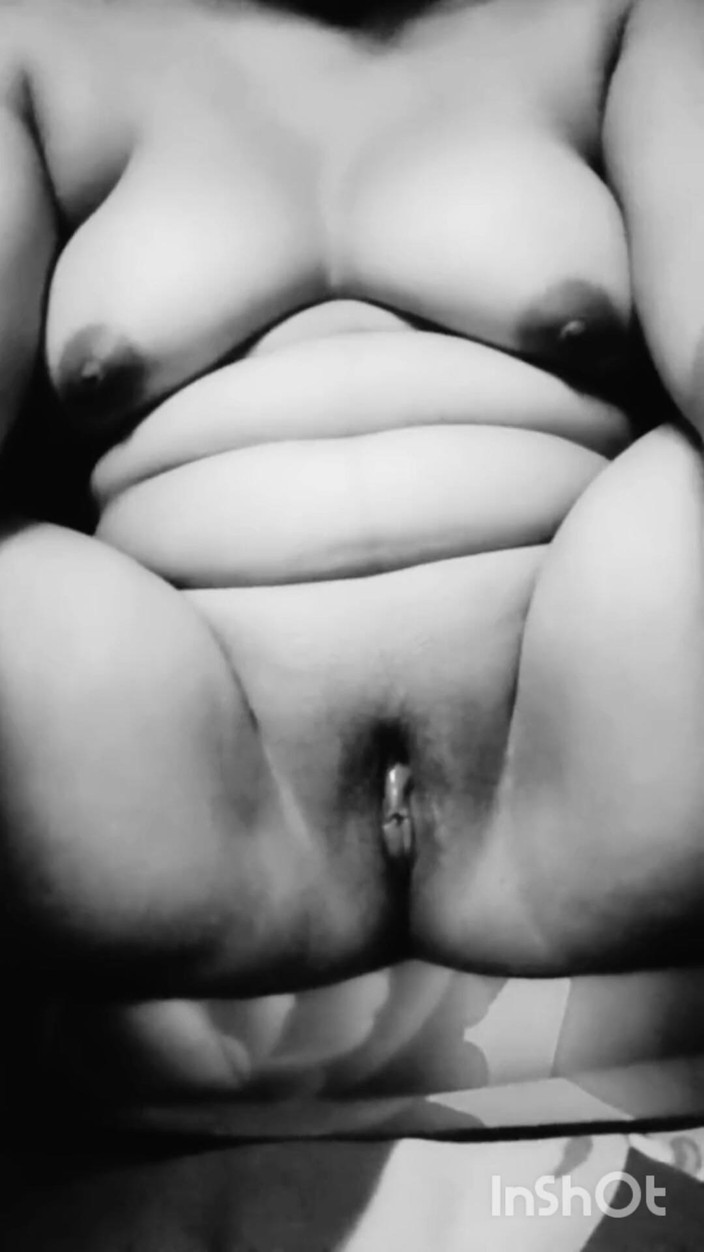 Black Adam: Пухлая жена дези мастурбирует ее обе дырки.