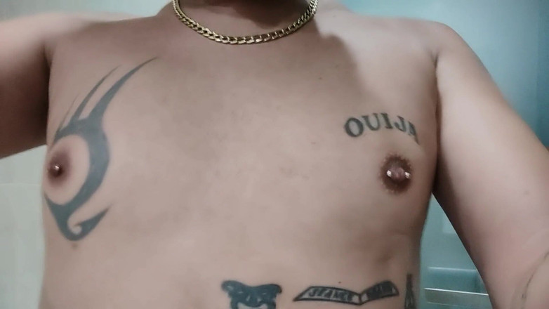 Idmir Sugary: Показ татуйовані груди та пірсинг сосків - стискання та торкання грудей - гра з цицьками