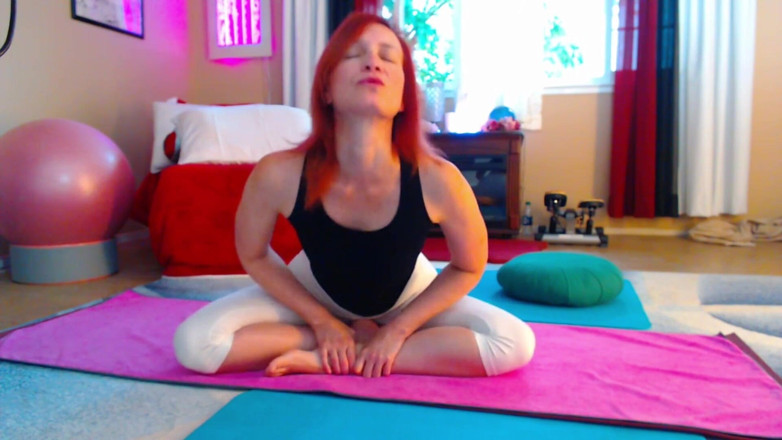 Aurora Willows: Rainy day hip work yoga flow