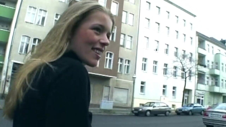 German bitch hunter: Blondýnka roztáhne mokrou kundičku při tvrdém šukání