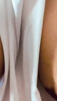 내 젖은 보지에 사정할 때까지 내 거유가 자지에 튀어오르는 동안 자지를 물고 내 큰 엉덩이를 타겠어