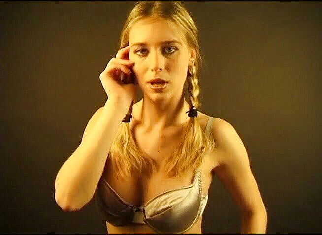 Flash Model Amateurs: Si jalang blonde manis dalam pakaian dalam