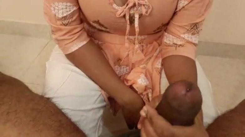 Kavita69: ฉันจับได้ว่าลูกพี่ลูกน้องสาวช่วยตัวเองเมื่อเธออยู่บ้านคนเดียว ฉันช่วยเธอน้ําแตกด้วยควยใหญ่ผิวดําของฉัน, วิดีโอเย็ดอินเดีย Desi mms