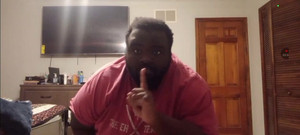 Andrew Adams: Hraní s robertkem v ložnici, zatímco je sám doma