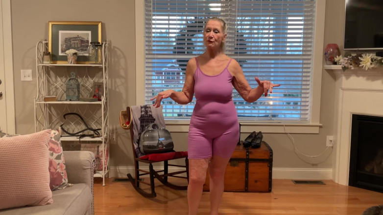 Danielle Dubonnet: Bunică sexy goală Model Dani D Mature Try on (costum mov...