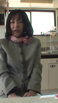 Tímida abuela japonesa en traje de negocios