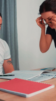 La bella insegnante non riusciva a nascondere le sue foto sexy, quindi doveva scopare una studentessa