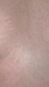밤에 어두운 침실에서 섹스하는 두 명의 젊은 사람들