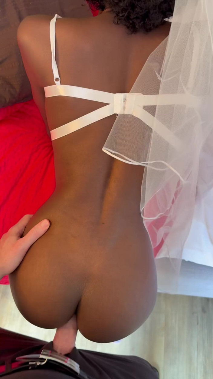 Missblackreey: Перша ніч з мініатюрною чорношкірою дружиною