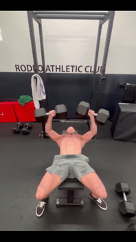 Knall eine pr auf dumbbell-bankpresse