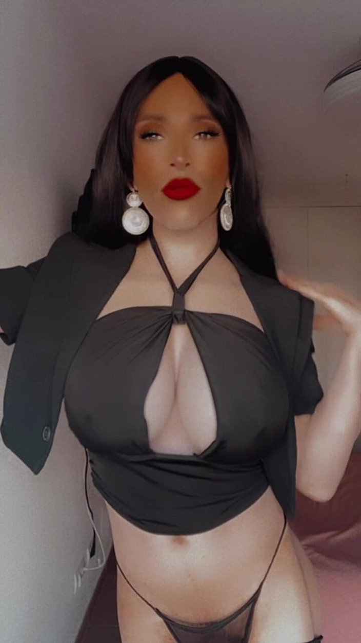 Sissy Slut Brianna: 甜蜜的眼神，危险的意图