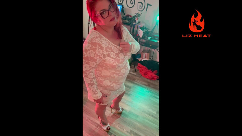 Liz Heat: Reife hotwife in Clog Heels und dessous masturbiert