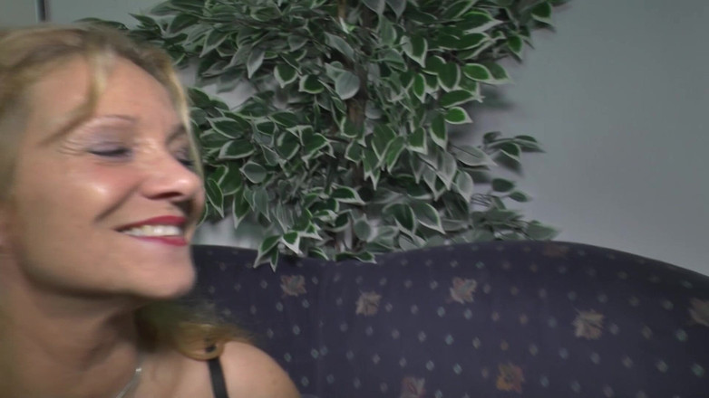 Deutsche Madchen: ドイツの淫らなMILFが大きな胸のクーガーの前でペニスに乗る