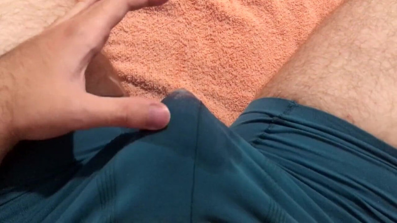 College-couple: Dělání a honění přes spodní prádlo, sperma v boxers honění