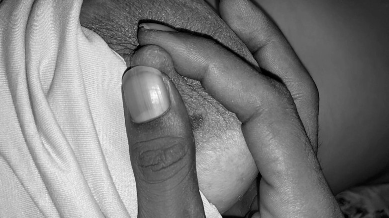 Ritu Bhabhi: 밤에 이복 언니의 젖탱이를 가지고 놀아