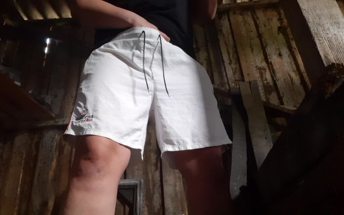 Lesbian-candys: Village masturbeert in een schuur met haar kleren aan, dus...
